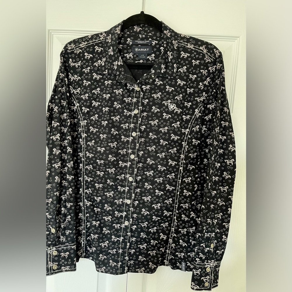 Ariat women’s wrinkle-free stretch fitted shirt. Size Large.